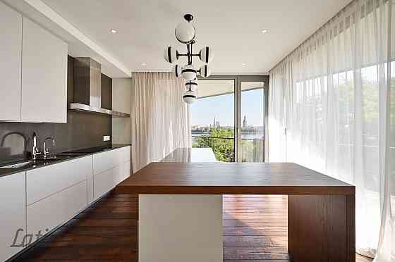 Tirgū nonācis patiesi izsmalcināts un unikāls īpašums vienā no pieprasītākajiem Rīgas dzīvojamajiem  Рига