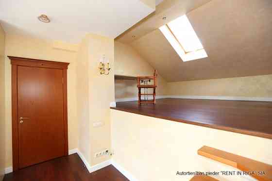 Tiek izīrēta sekciju rindu mājā  Rīgas visprestižākajā rajonā  Mežaparkā. Māja atrodas zaļā, klusā,  Рига