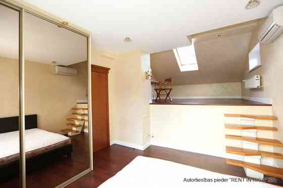 Tiek izīrēta sekciju rindu mājā  Rīgas visprestižākajā rajonā  Mežaparkā. Māja atrodas zaļā, klusā,  Рига