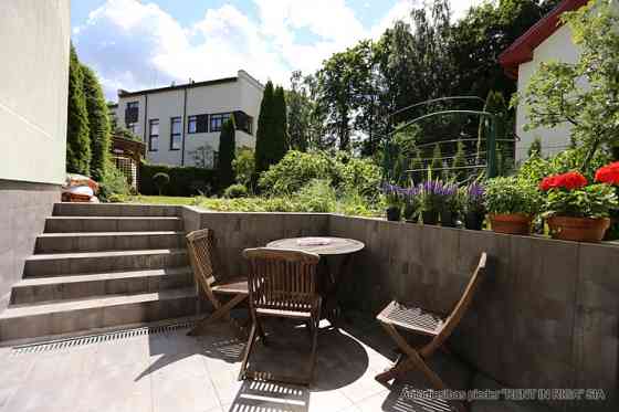 Tiek izīrēta sekciju rindu mājā  Rīgas visprestižākajā rajonā  Mežaparkā. Māja atrodas zaļā, klusā,  Рига