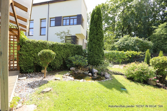 Tiek izīrēta sekciju rindu mājā  Rīgas visprestižākajā rajonā  Mežaparkā. Māja atrodas zaļā, klusā,  Рига - изображение 4
