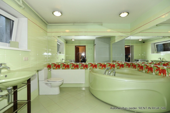 Tiek izīrēta sekciju rindu mājā  Rīgas visprestižākajā rajonā  Mežaparkā. Māja atrodas zaļā, klusā,  Рига - изображение 7