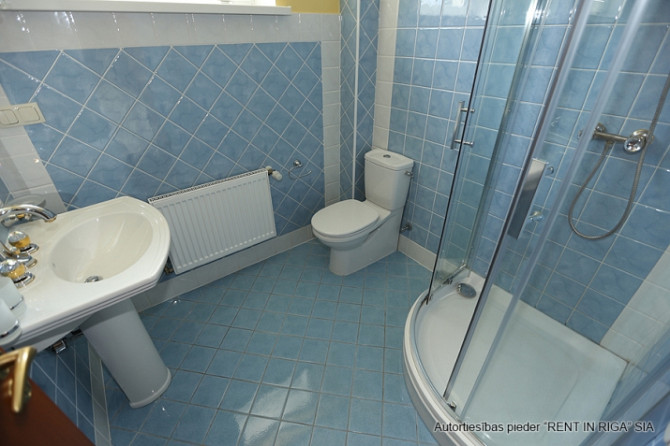 Tiek izīrēta sekciju rindu mājā  Rīgas visprestižākajā rajonā  Mežaparkā. Māja atrodas zaļā, klusā,  Рига - изображение 8