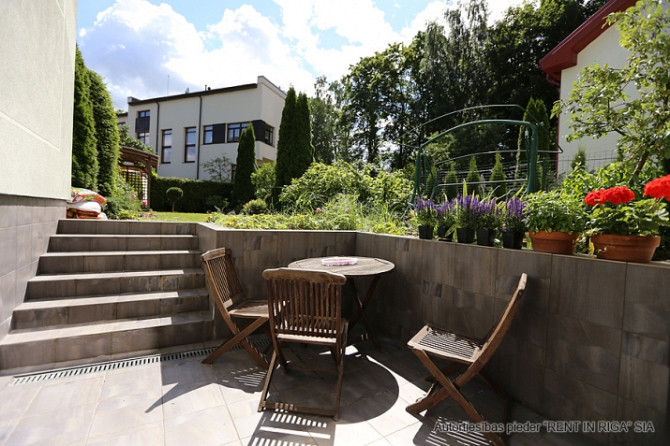 Tiek izīrēta sekciju rindu mājā  Rīgas visprestižākajā rajonā  Mežaparkā. Māja atrodas zaļā, klusā,  Рига - изображение 3