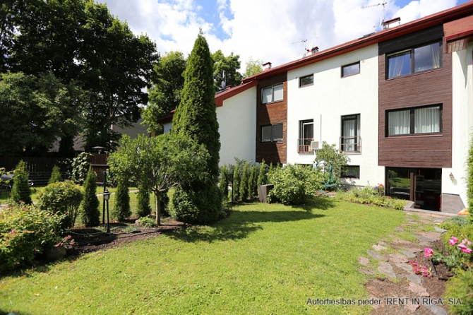 Tiek izīrēta sekciju rindu mājā  Rīgas visprestižākajā rajonā  Mežaparkā. Māja atrodas zaļā, klusā,  Рига - изображение 2
