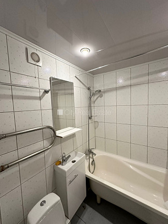 Фасадный дом, реновированный дом, закрытый двор, вход с улицы, лифт, лестничная Рига - изображение 10