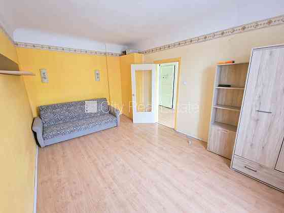 Фасадный дом, благоустроенный озеленённый двор, лестничная клетка после Рига