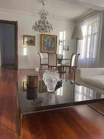 Фасадный дом, реставрированный дом, вход с улицы и со двора, лифт, балкон, окна Рига