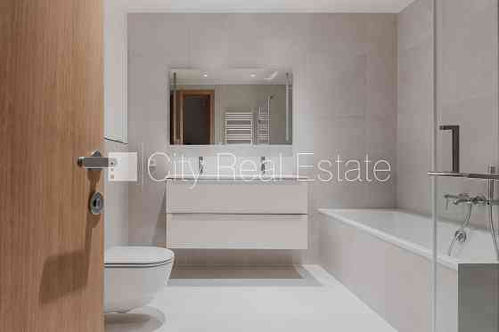 Фасадный дом, реновированный дом, благоустроенный озеленённый двор, закрытый Рига