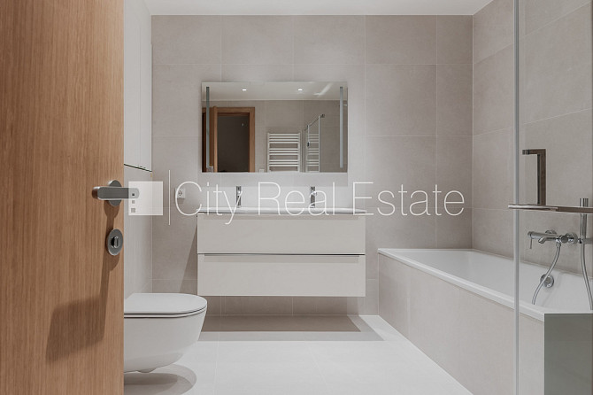 Фасадный дом, реновированный дом, благоустроенный озеленённый двор, закрытый Рига - изображение 4