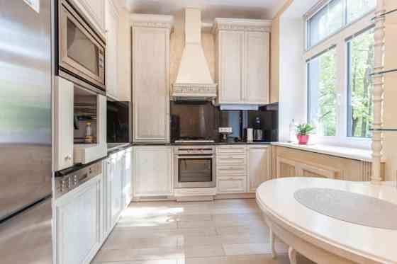 An opportunity to live in the very heart of Old Riga. This apartment offers everything a city life e Рига