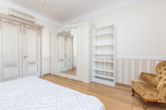 An opportunity to live in the very heart of Old Riga. This apartment offers everything a city life e Рига - изображение 7