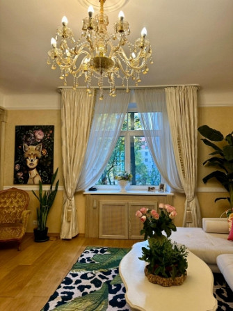 An opportunity to live in the very heart of Old Riga. This apartment offers everything a city life e Рига - изображение 2