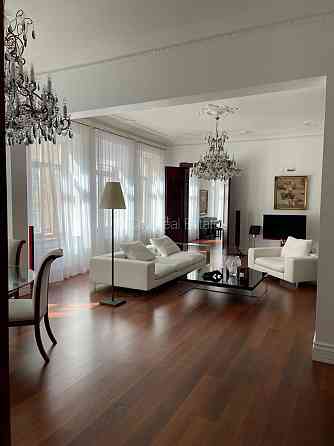 Здание во дворе, подъездная дорога покрыта брущаткoй, закрытый двор, вход со Rīga