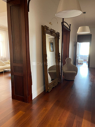 Pagalma ēka, bruģēts piebraucamais ceļš, slēgts pagalms, ieeja no pagalma, mansards, ir Rīga - foto 9