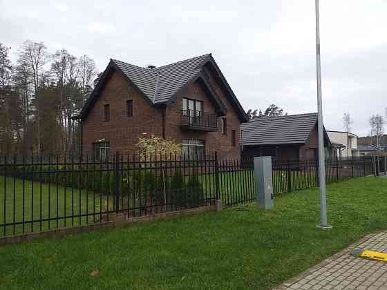 Elitārā ciematā “Jūras krasti” tiek piedāvāta jauna divstāvu privātmāja. Ciemats ir izvietots... Царникава