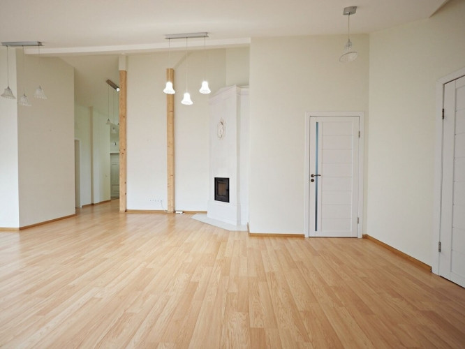 Tiek pārdots elegants 4 istabu dzīvoklis Rīgas sirdī, rnovētā ēkā - UNESCO arhitektūras Rīga - foto 7