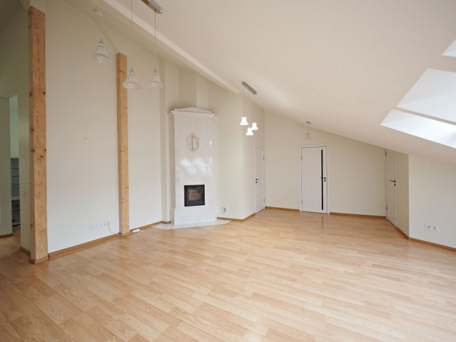 Tiek pārdots elegants 4 istabu dzīvoklis Rīgas sirdī, rnovētā ēkā - UNESCO arhitektūras Rīga - foto 6