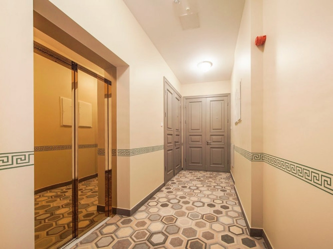 Pārdod dzīvokli renovētā namā Rīgas aktīvajā centrā, klusā vienvirziena ielā pie Rīga - foto 4