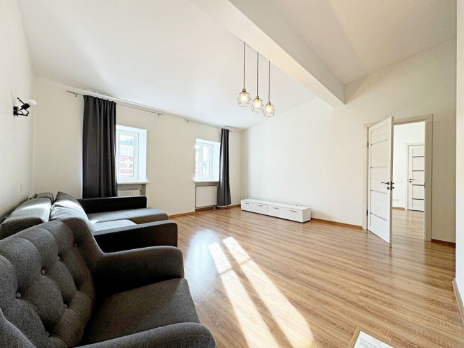 Pārdod dzīvokli renovētā namā Rīgas aktīvajā centrā, klusā vienvirziena ielā pie Rīga - foto 9