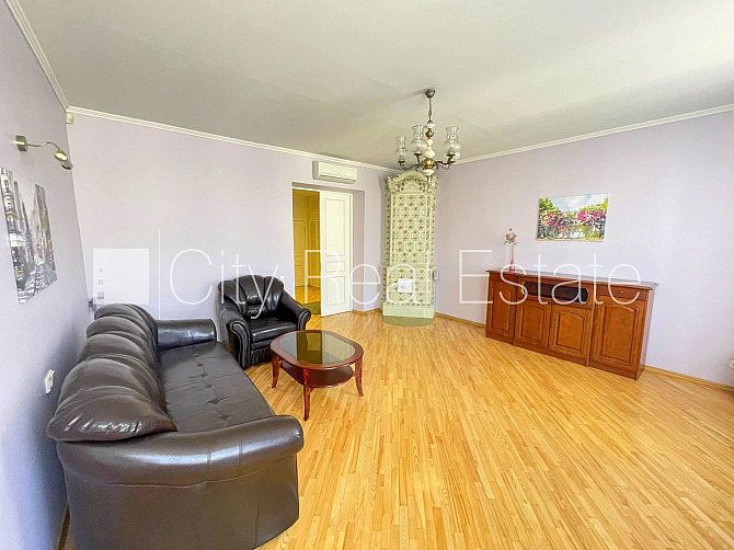 Фасадный дом, реставрированный дом, вход с улицы, мансарда, окна выходят в обе Рига - изображение 18