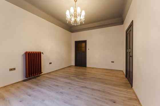 Trīs istabu dzīvoklis Rīgas centrā pretī Dailes teātrim. Dzīvoklis atrodas fasādes mājā, logi vērsti Rīga