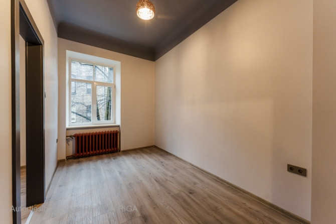 Trīs istabu dzīvoklis Rīgas centrā pretī Dailes teātrim. Dzīvoklis atrodas fasādes mājā, Rīga - foto 2