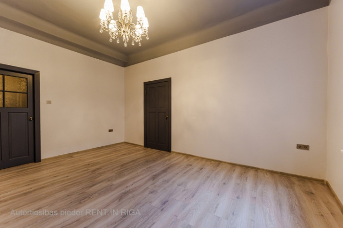 Trīs istabu dzīvoklis Rīgas centrā pretī Dailes teātrim. Dzīvoklis atrodas fasādes mājā, Rīga - foto 7