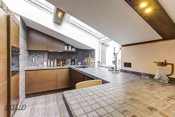 Īrei tiek piedāvāts mansarda dzīvoklis pašā pilsētas centrā. Līdzās veikali, kafejnīcas, sporta cent Рига