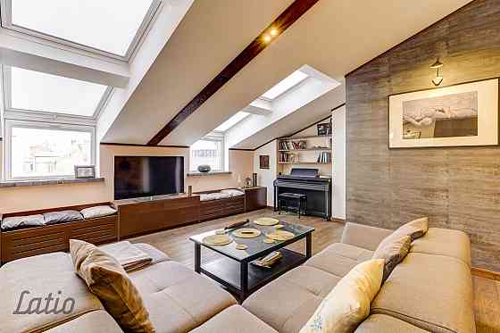 Īrei tiek piedāvāts mansarda dzīvoklis pašā pilsētas centrā. Līdzās veikali, kafejnīcas, sporta cent Рига