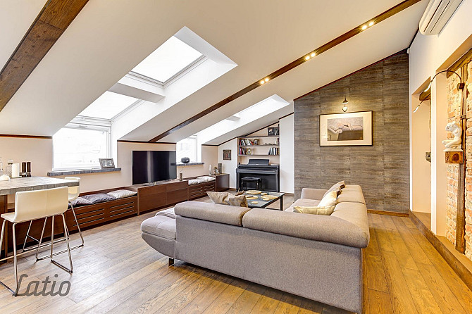 Īrei tiek piedāvāts mansarda dzīvoklis pašā pilsētas centrā. Līdzās veikali, kafejnīcas, sporta cent Рига - изображение 3