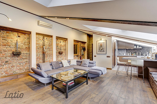 Īrei tiek piedāvāts mansarda dzīvoklis pašā pilsētas centrā. Līdzās veikali, kafejnīcas, sporta cent Рига - изображение 1