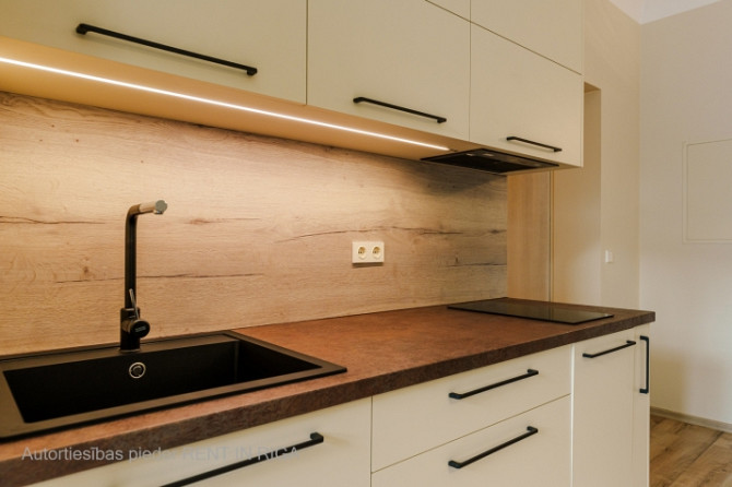 Mēbelēts divu istabu dzīvoklis klusajā centrā, renovētā ēkā, 5. stāvā (bez lifta). Rīga - foto 1