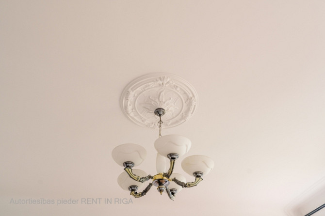 Gaišs dzīvoklis tikko pēc remonta.  Atrodas pirmskara ēkas 5.stāvā, lifts nav. Dzīvoklī ir Rīga - foto 4