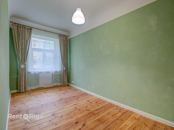 Īrei tiek piedāvāts renovēts dzīvoklis vēsturiskā ēkā.  + Ērts plānojums ar divām Rīga - foto 3