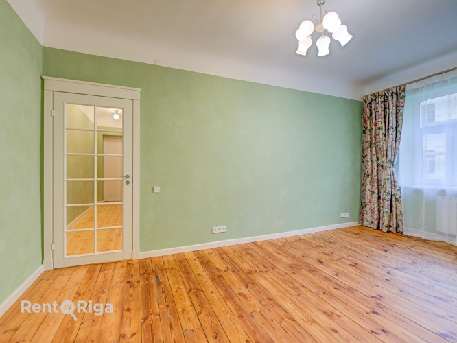 Īrei tiek piedāvāts renovēts dzīvoklis vēsturiskā ēkā.  + Ērts plānojums ar divām Rīga - foto 5