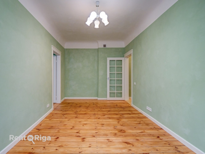 Īrei tiek piedāvāts renovēts dzīvoklis vēsturiskā ēkā.  + Ērts plānojums ar divām Rīga - foto 2