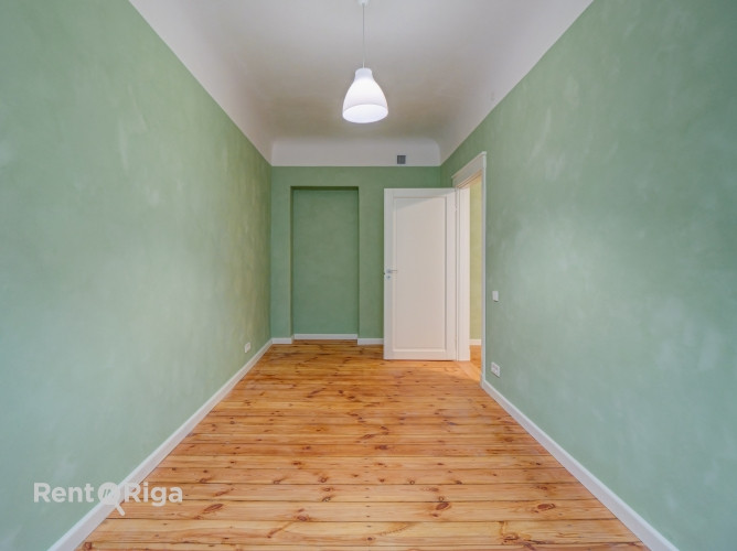 Īrei tiek piedāvāts renovēts dzīvoklis vēsturiskā ēkā.  + Ērts plānojums ar divām Rīga - foto 4