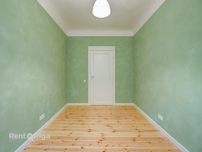 Īrei tiek piedāvāts renovēts dzīvoklis vēsturiskā ēkā.  + Ērts plānojums ar divām Rīga - foto 8