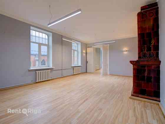 Офис с очаровательным видом на церковь Св. Гертруды.  LED освещение, обновлено Рига