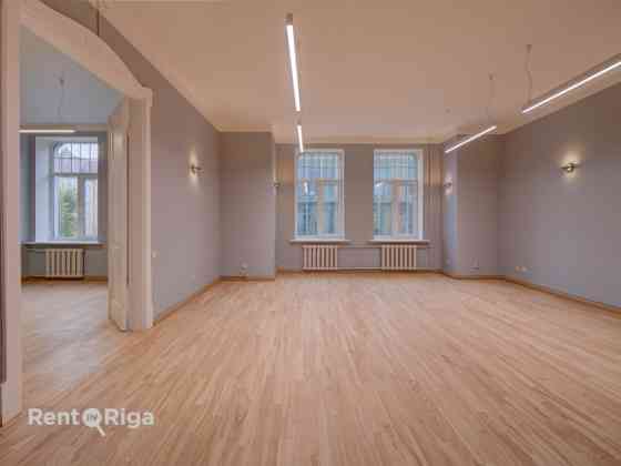 Офис с очаровательным видом на церковь Св. Гертруды.  LED освещение, обновлено Рига