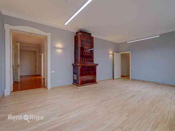 Офис с очаровательным видом на церковь Св. Гертруды.  LED освещение, обновлено Рига