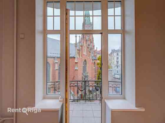 Офис с очаровательным видом на церковь Св. Гертруды.  LED освещение, обновлено Рига