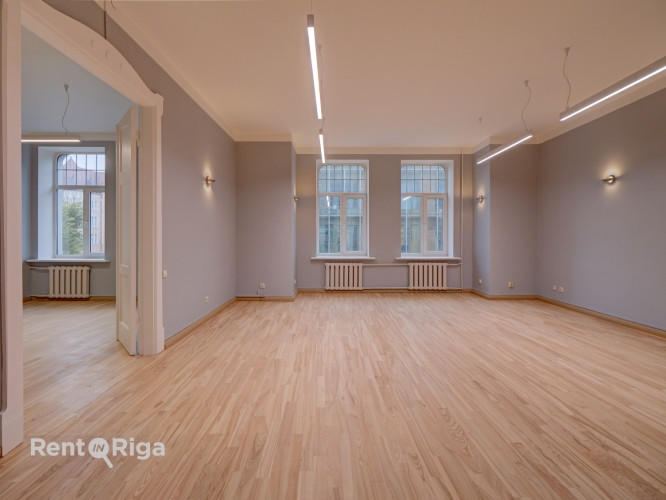 Офис с очаровательным видом на церковь Св. Гертруды.  LED освещение, обновлено Рига - изображение 4