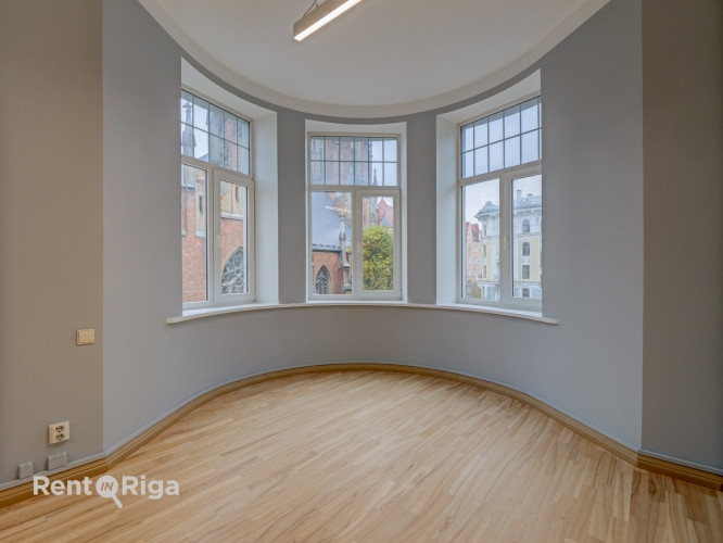 Офис с очаровательным видом на церковь Св. Гертруды.  LED освещение, обновлено Рига - изображение 3