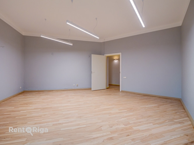 Офис с очаровательным видом на церковь Св. Гертруды.  LED освещение, обновлено Рига - изображение 9