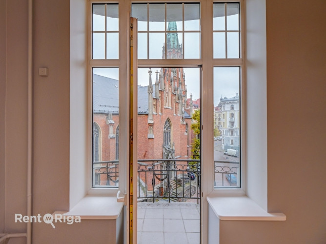 Офис с очаровательным видом на церковь Св. Гертруды.  LED освещение, обновлено Рига - изображение 2