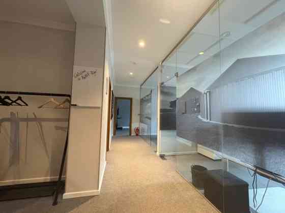 Общая площадь  154 м. Офис расположен на 5-м этаже элегантного офисного здания, Рига