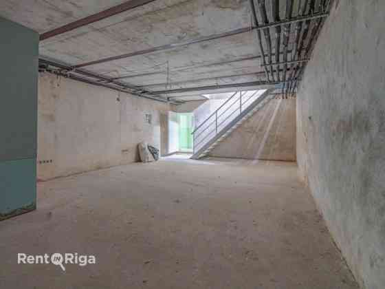Продаются коммерческие помещения на 1 этаже + складское помещение на -1 этаже! Рига