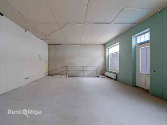 Продаются коммерческие помещения на 1 этаже + складское помещение на -1 этаже! Рига